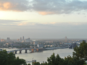 paisaje de ciudad con puente a la vista
