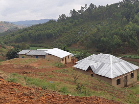 una casa a lado de un bosque