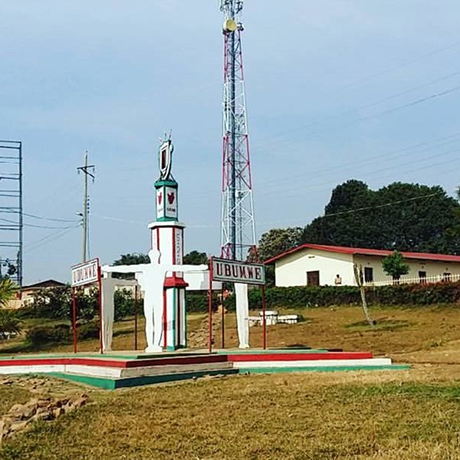 vista a una estructura pintoresca en un campo con casas alrededor